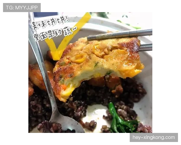 山口茜训练完随手啃个饭团就走，这自律程度谁懂啊